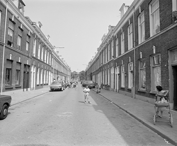 885030 Gezicht in de Balistraat te Utrecht, met rechts de woningen Balistraat 24-lager en op de achtergrond de ...
